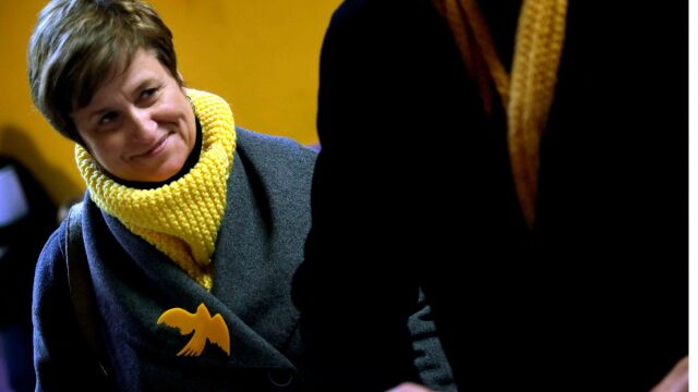 Anna Simó esperando para votar en las elecciones autonómicas de Catalunya del año 2017