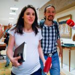 El secretario general de Podemos, Pablo Iglesias, y la portavoz de la formación, Irene Montero, en una imagen de archivo / Foto. Efe
