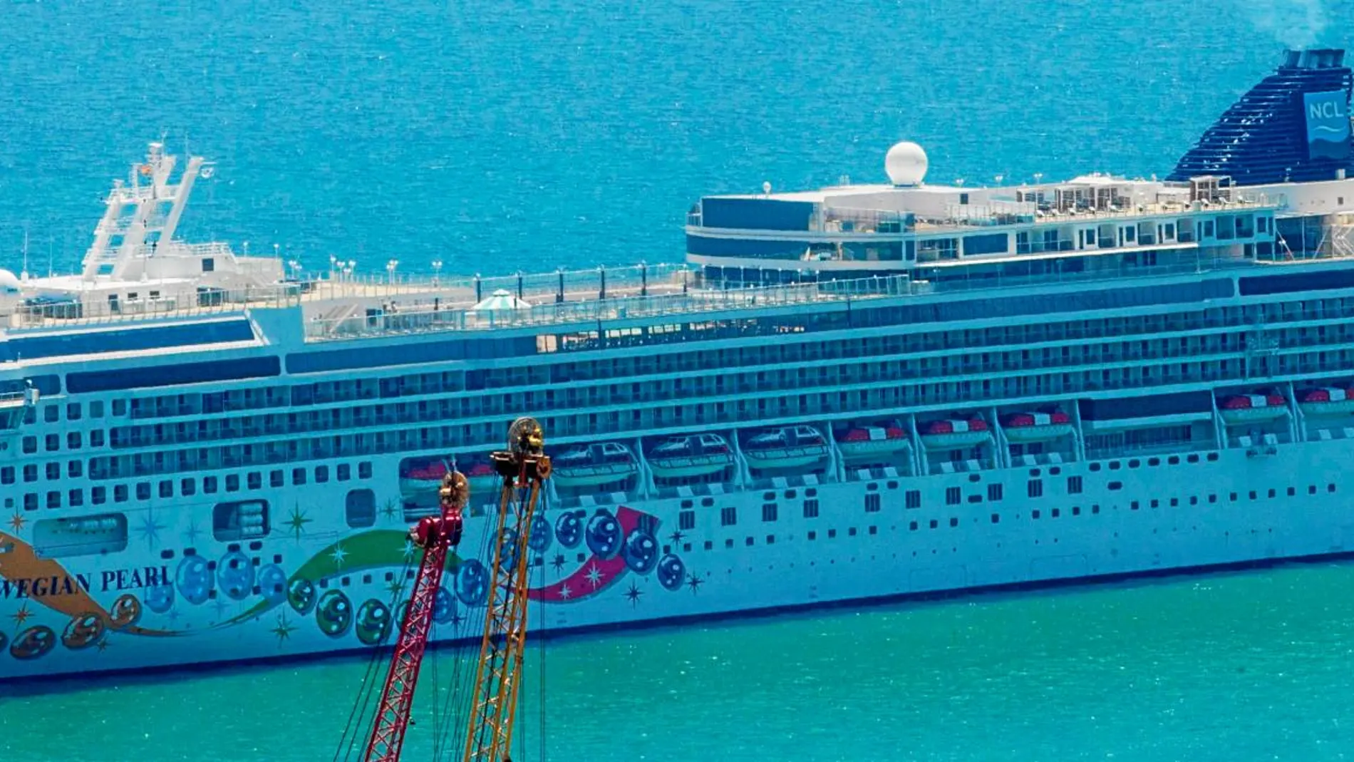 El crucero «Norwegian Pearl» se encuentra parado en el puerto de Barcelona desde el pasado martes