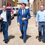 El consejero en funciones de Fomento y Medio Ambiente, Juan Carlos Suárez-Quiñones, junto al jefe del Servicio Territorial de Agricultura y Ganadería, Fidentino Reyero, y Marcelo Alonso, alcalde de Matanzas de los Oteros