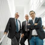 De izda. a dcha., el bioquímico del CNIO Mariano Barbacid; Josep Tabernero, oncólogo del Vall d'Hebron, y Paz-Ares, experto en cáncer de pulmón del 12 de Octubre