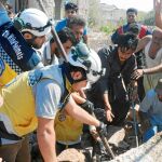 «Cascos blancos» sirios trabajan en el rescate de víctimas de un bombardeo en la ciudad de Kfar Rouma, en la provincia de Idlib