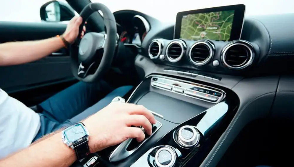 Un hombre cambia de marcha en un coche automático / Foto: Dreamstime