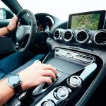 Un hombre cambia de marcha en un coche automático / Foto: Dreamstime