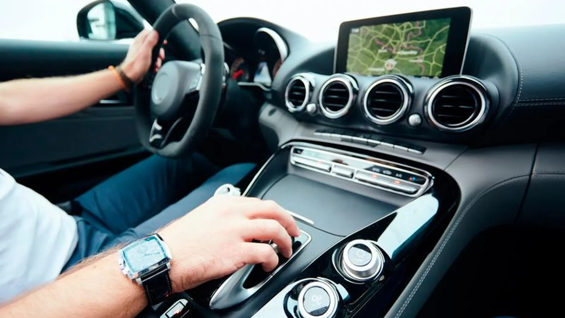 Un hombre cambia de marcha en un coche automático / Foto: Dreamstime