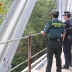 El ruido del impacto fue escuchado por vecinos que dieron aviso a la Guardia Civil