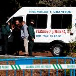 La guardia civil comprueba los papeles de la empresa de mármoles/Foto: Efe/ Mariscal