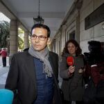 El ex alcalde de Granada Francisco Cuenca, en los juzgados sevillanos donde está siendo investigado por su etapa como ex delegado / Foto: Manuel Olmedo