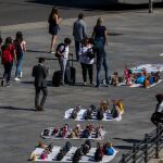 Manteros en la zona de Atocha, una de las áreas en las que se han establecido recientemente tras desalojar la Puerta del Sol