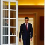 Pedro Sánchez, con gesto serio, sale de la Moncloa tras una de sus reuniones con los líderes de los principales partidos en las últimas semanas. Foto: Jesús G. Feria