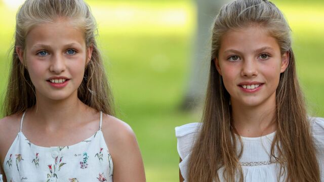Leonor y Sofía apuestan por marcas ‘low cost’ para el posado veraniego