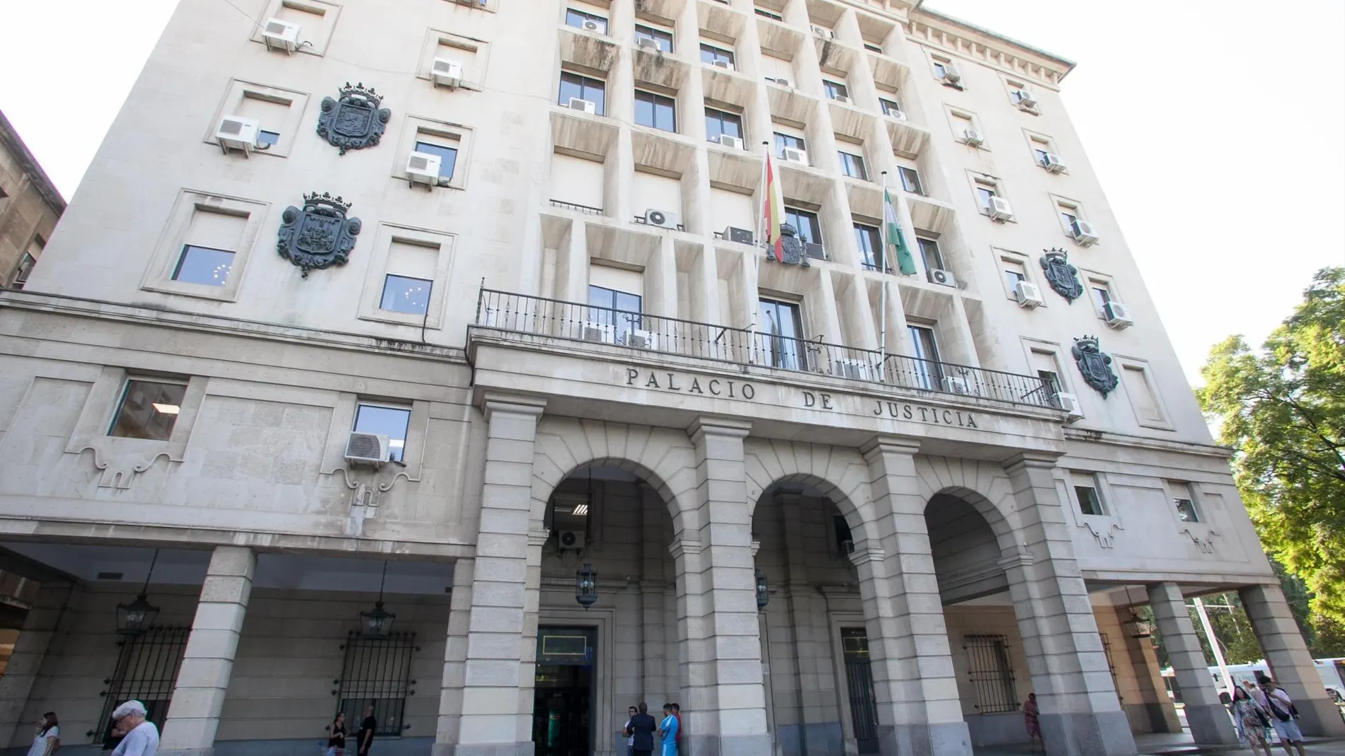 La Fiscalía de Sevilla pide una pena de 42 años de cárcel a un entrenador de fútbol de una localidad del Aljarafe / La Razón