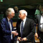 El enviado especial de la ONU a Siria, Geir Otto Pedersen, junto a Josep Borrell, en Luxemburgo, donde se ha abordado la guerra en aquel país