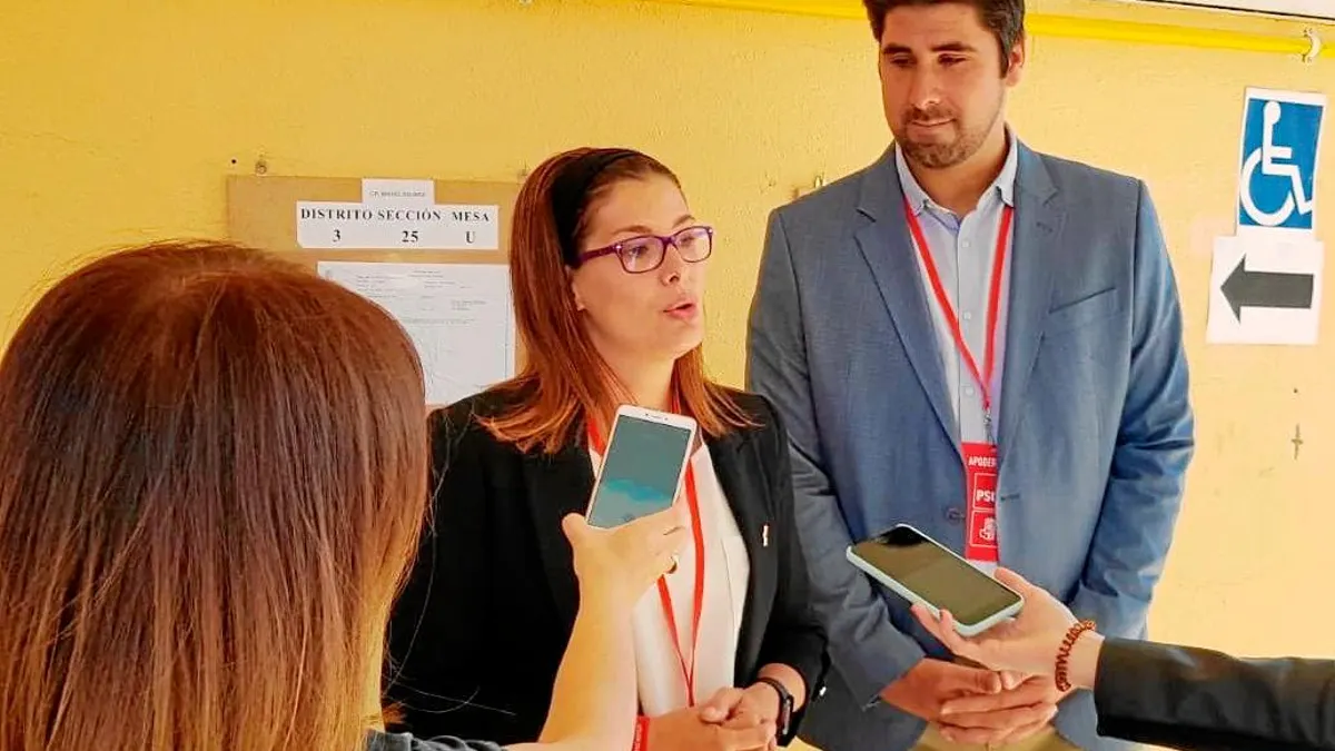 La alcaldesa de Móstoles, junto al secretario de la agrupación local del PSOE, Alex Martín. Foto: PSOE MÓSTOLES
