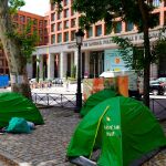 Efectivos policiales han desalojado esta madrugada la acampada de personas sin techo situada en el Paseo del Prado / Foto: Esperanza Fernández