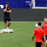 Simeone observa el entrenamiento