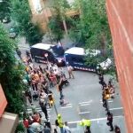 Imagen del escrache sufrido ayer por la Guardia Civil en Barcelona