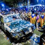 Siete coches de la Guardia Civil resultaron destrozados durante el asedio a la Consejería de Economía el 20-S de 2017 (en la imagen)