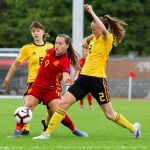 La delantera española Claudia Pina en una acción ofensiva ante la defensa belga Sari Kees durante el partido