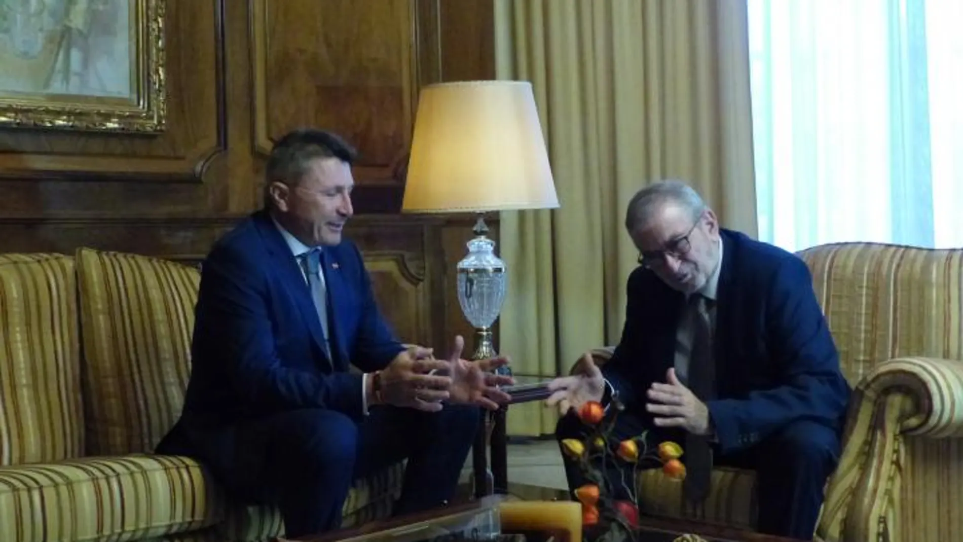 El enfrentamiento entre Cs y Vox deja en el aire la presidencia de López Miras