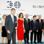 Los Reyes, en primer plano. De izda. a dcha., Meritxell Batet, Antonio Fernández-Galiano, Urbano Cairo y Francisco Rosell