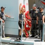 Carola Rackete saluda ayer a su llegada al Porto Empedocle antes de declarar ante el juez por navegación en zonas prohibidas / Efe
