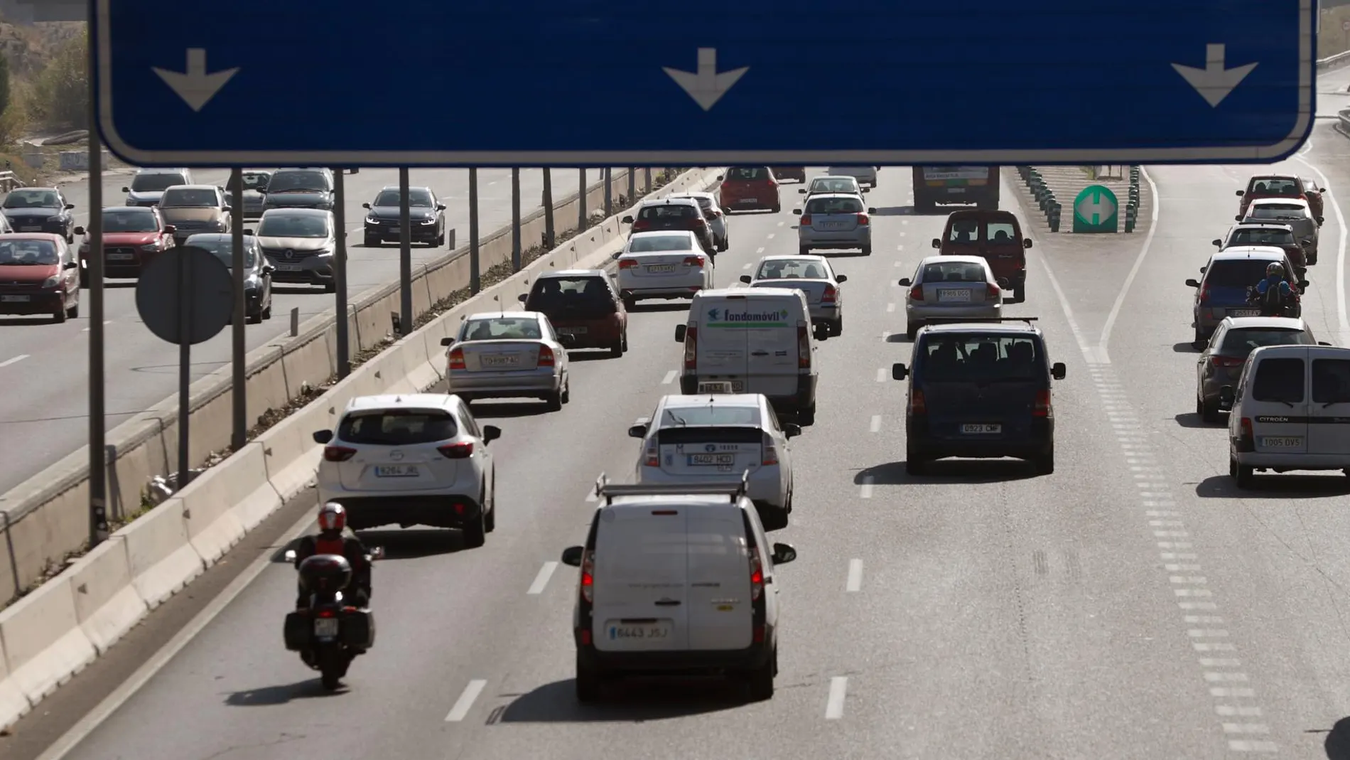 Unos coches circulan por una carretera