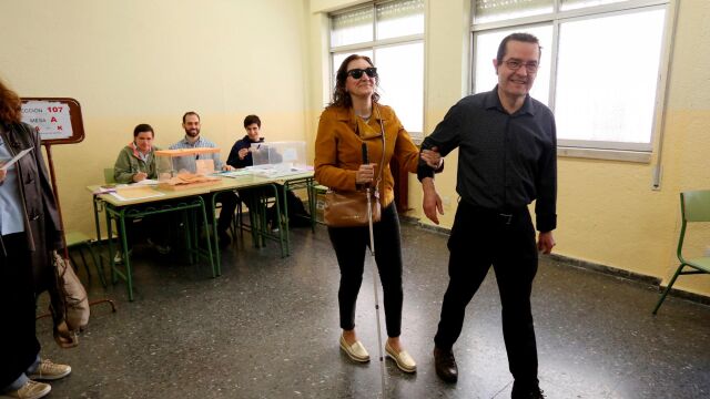 Una mujer ciega acude a votar en las últimas elecciones generales del 28 de abril pasado