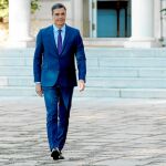 De las vacaciones del presidente del Gobierno nada se sabe. Su entorno cercano zanja que sigue «trabajando en Moncloa» / Efe