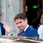 Giuseppe Conte saluda a su salida hoy del Senado italiano/Reuters