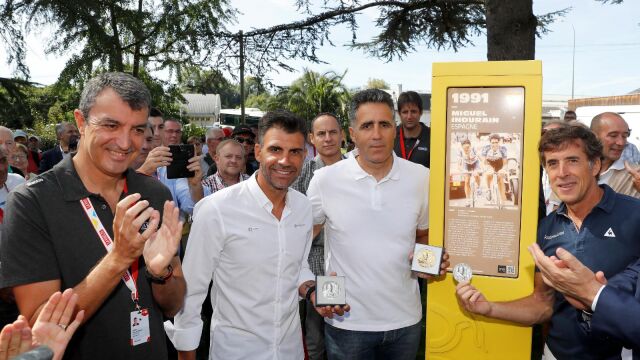 Javier Guillén, director de la Vuelta, junto a Indurain, Perico Delgado y Pereiro