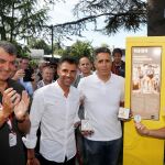 Javier Guillén, director de la Vuelta, junto a Indurain, Perico Delgado y Pereiro