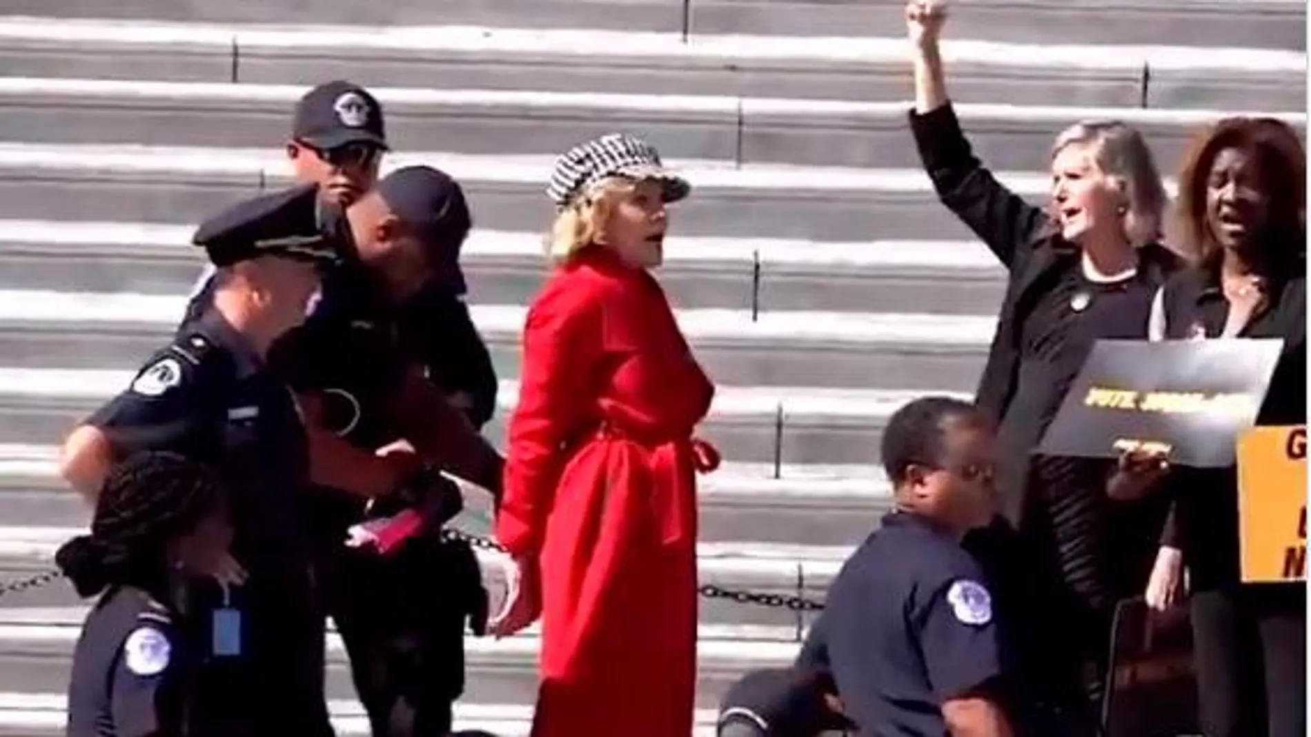 Agentes de seguridad arrestando a Jane Fonda