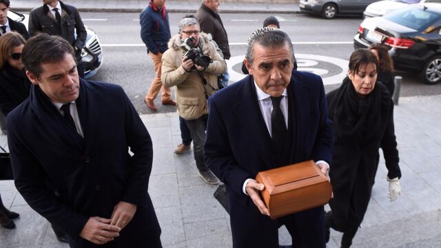 La familia Franco traslada las cenizas de Carmen Franco a la cripta de la Catedral de La Almudena en Madrid. (Foto: Getty Images)