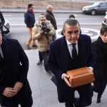 La familia Franco traslada las cenizas de Carmen Franco a la cripta de la Catedral de La Almudena en Madrid. (Foto: Getty Images)