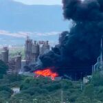 El incendio ha provocado una enorme columna de humo / Twitter