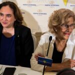 Ada Colau y Manuela Carmena, alcaldesa y ex alcaldesa de Barcelona y Madrid, respectivamente