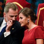 Letizia le cede todo el protagonismo a Leonor con un vestido burdeos muy sencillo