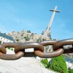 La gran cruz de la basílica del Valle de los Caídos domina el lugar donde se encuentra enterrado Francisco Franco desde 1975 / Foto: Javier Fernández-Largo