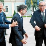 Donald Tusk, Vladimir Zelenski y Jean-Claude Juncker, ayer, en Kiev / Ap