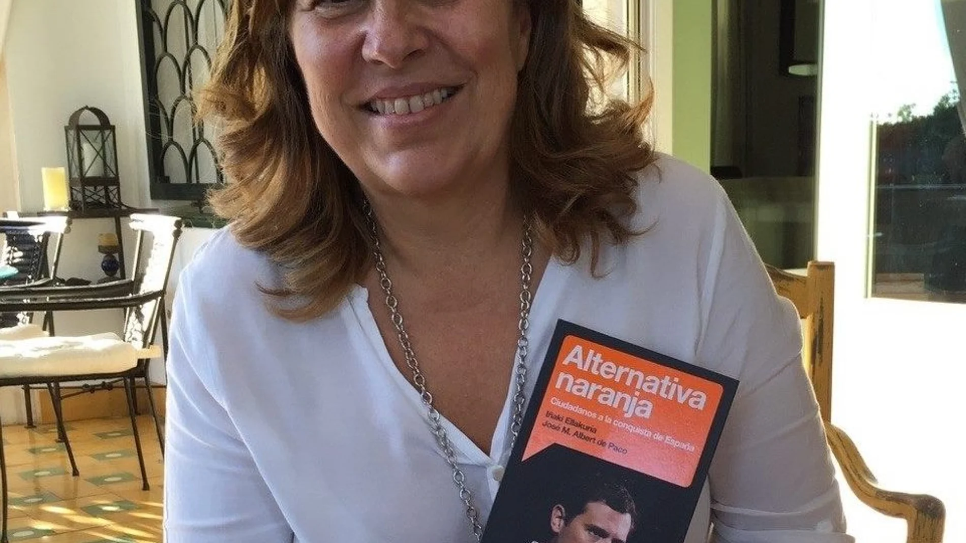 La ex viceconsejera, con el libro del líder de Cs, Albert Rivera