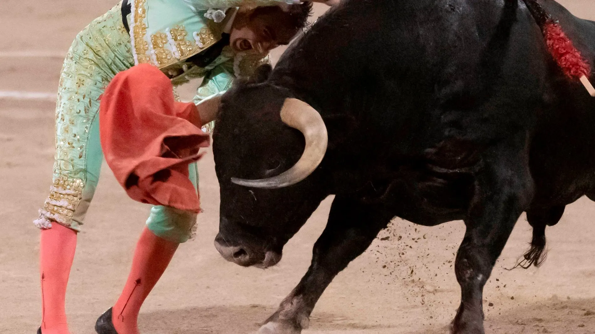 El Fandi mató de una gran estocada al toro que quisieron indultar por la negativa del presidente