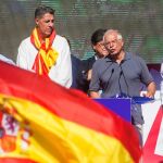 Josep Borrell junto a Xavier Garcial Albiol en una manifestación en Barcelona en defensa de la unidad de España. EFE/Quique García