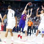 Thomas Heurtel intenta penetrar ante Tavares en el Real Madrid-Barça Lassa de Liga Endesa