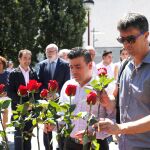 El concejal de EH Bildu, Paúl Yarza, (d) coloca una rosa junto al concejal del PP de Ermua, Javier Sánchez (2i) durante el homenaje del Ayuntamiento de Ermua a Miguel Ángel Blanco