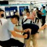 Hombres vestidos con camisetas blancas han golpeado a los manifestantes en una estación de metro/Reuters
