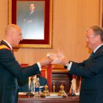 El alcalde saliente, Antonio Silván, junto con el entrante, el socialista José Antonio Díez