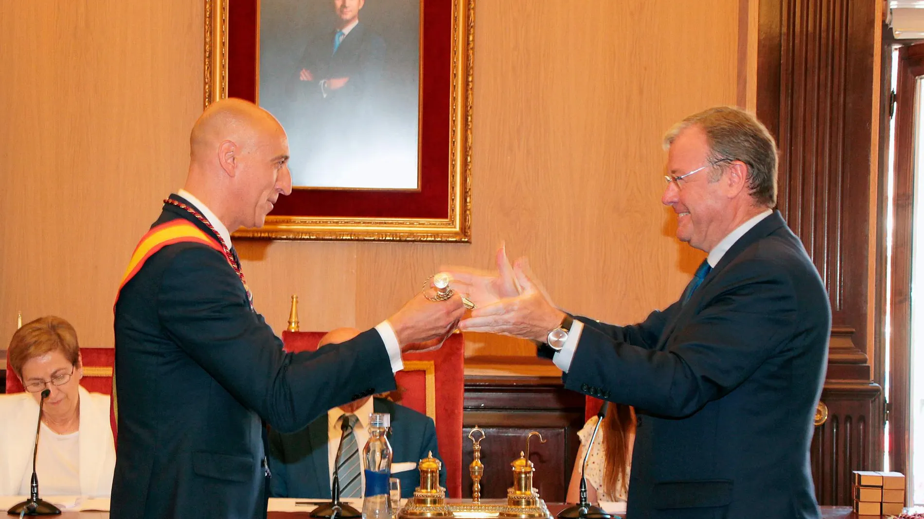 El alcalde saliente, Antonio Silván, junto con el entrante, el socialista José Antonio Díez