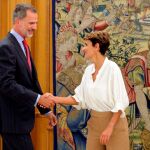 El rey Felipe VI recibe en audiencia a la presidenta del Gobierno de Navarra, María Chivite, este martes, en el Palacio de Zarzuela, en Madrid