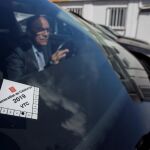 Un vehículo VTC con el distintivo que otorga la Generalitat de Cataluña